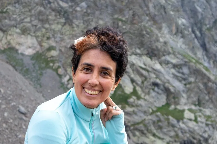 Barbara Giroldo sorride, con una giacca azzurra.